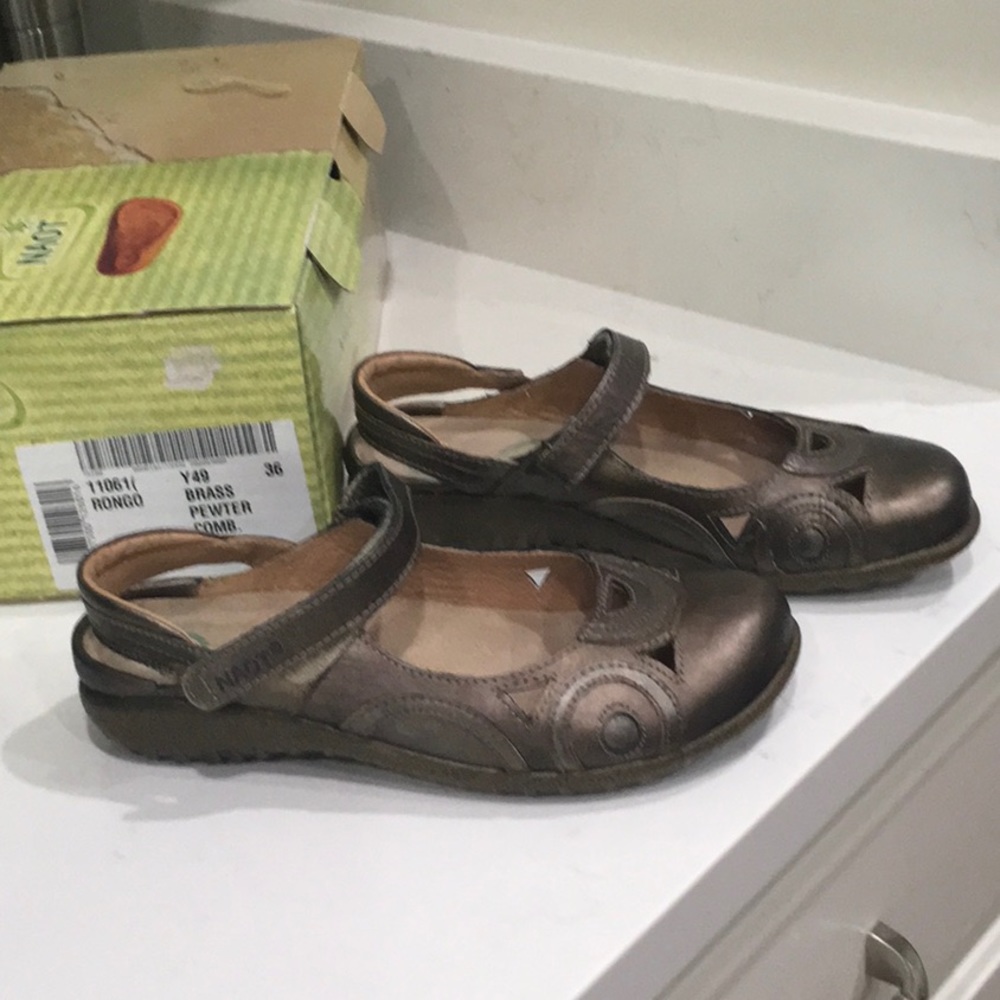 Naot Mary Jane Style Shoe - EUC